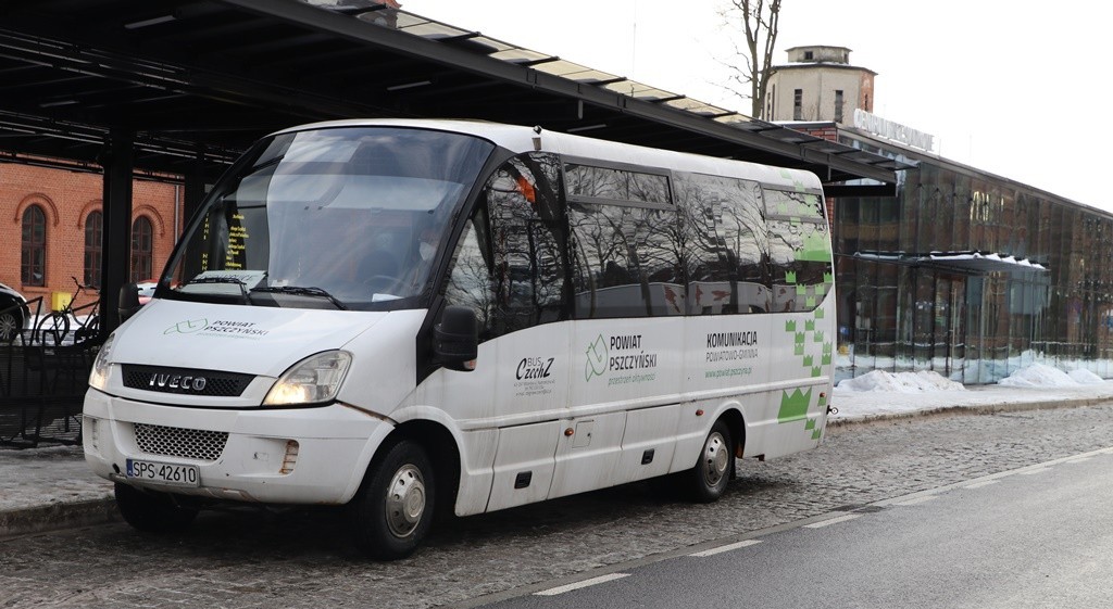 Biały autobus przy stanowisku w centrum przesiadkowym w Pszczynie.