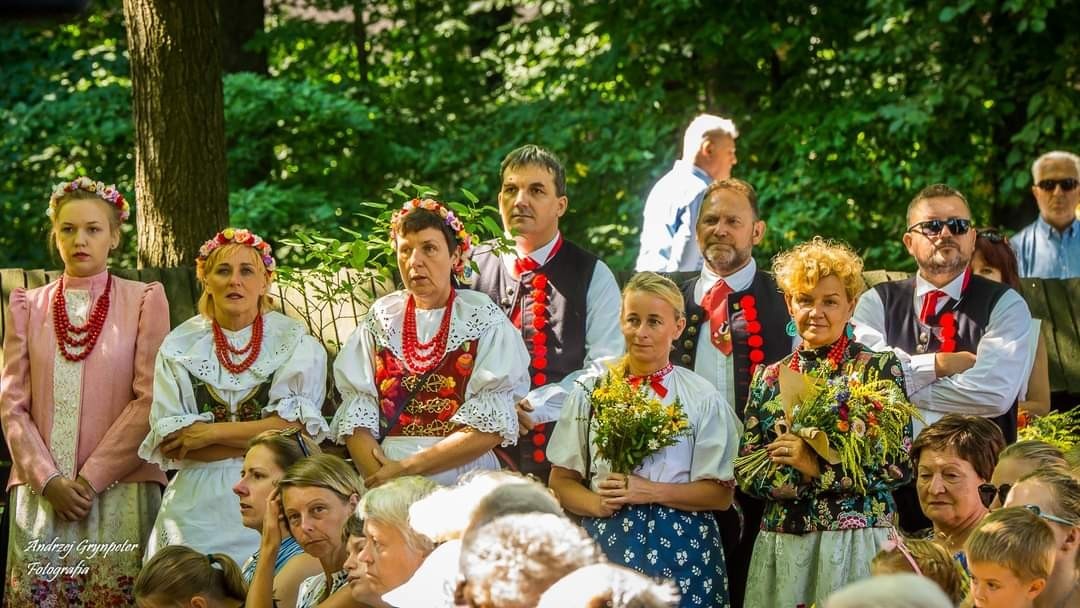 Zespół Regionalny Pszczyna z bukietami w regionalnych strojach w skansenie podczas ubiegłorocznego święta ziół.