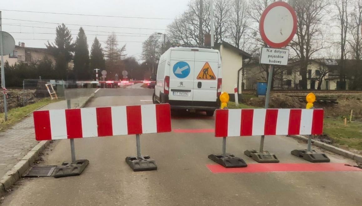 pRZEJAZD KOLEJOWY NA UL. hALLERA. bARIERY ZAKAZUJĄCE WJAZDU