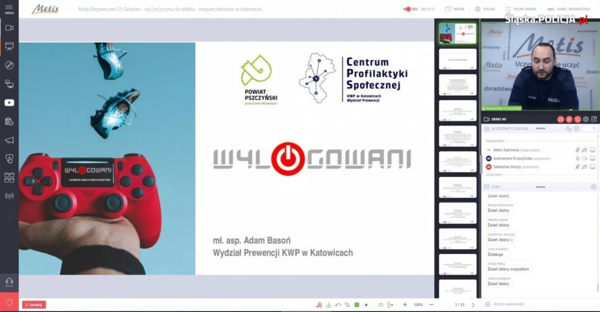 Zrzut ekranu komputera podczas prowadzonej wideokonferencji. Na środku wyświetlona prezentacja.