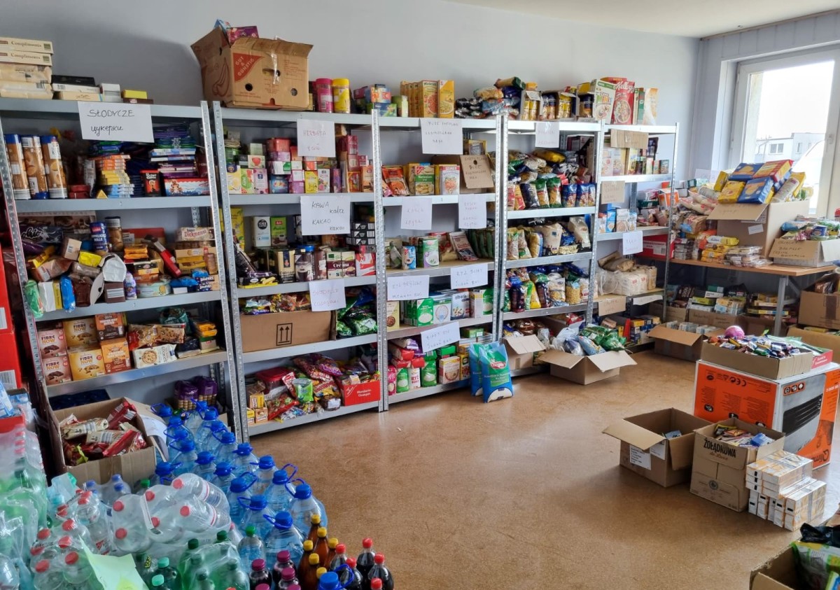 Pomieszczenie w regałami, na których ułozono produkty żwynościowe