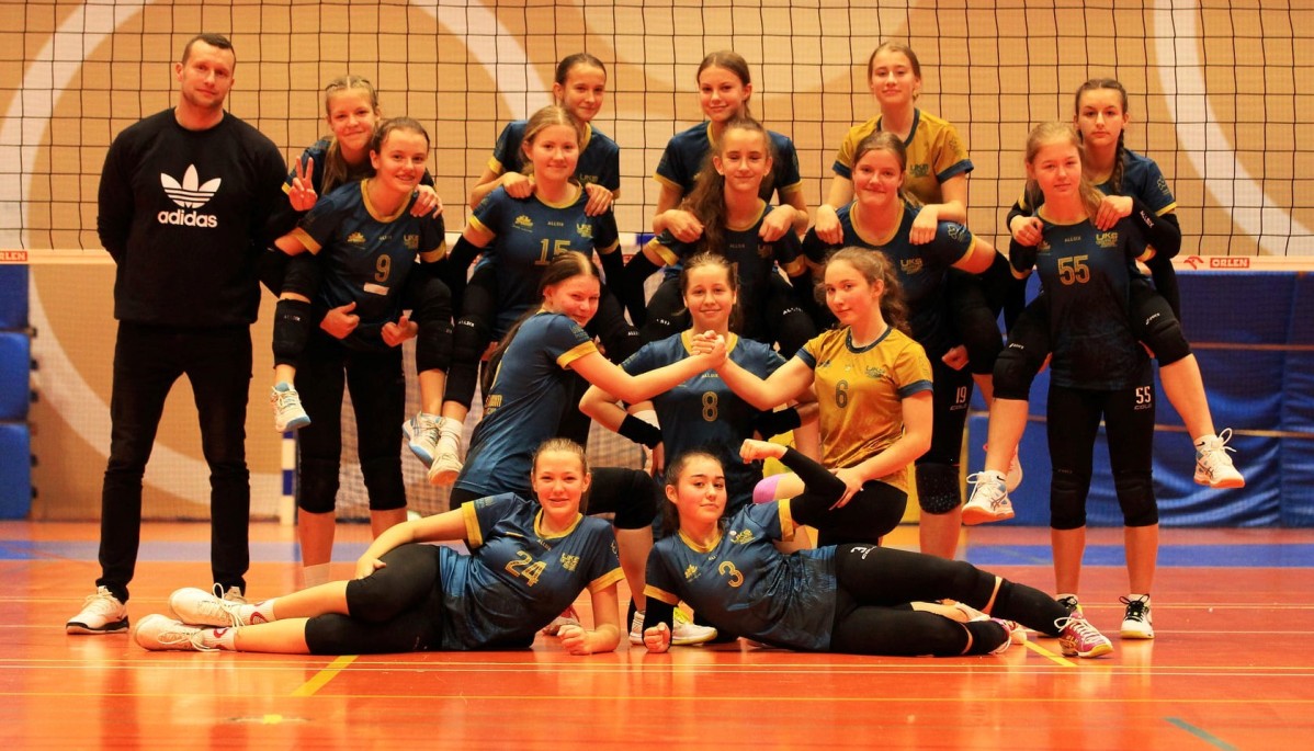 Grupa młodziczek UKS Centrum Pszczyna w hali sportowej. Zdjęcie grupowe.