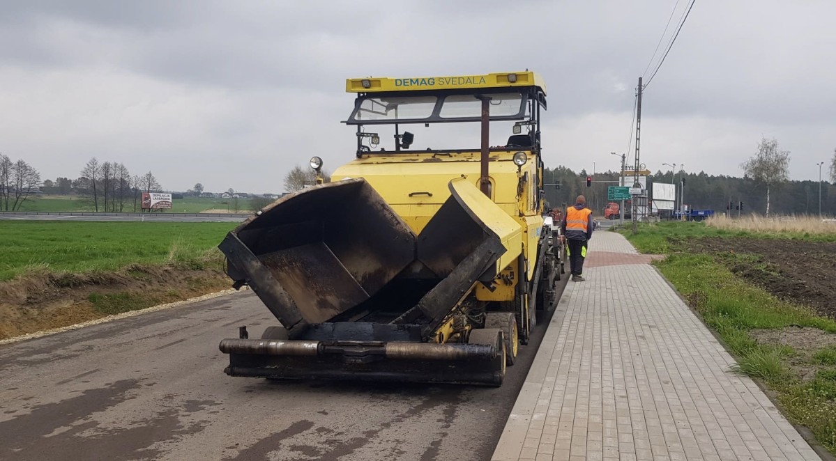 Droga na której stoi ciężki samochód