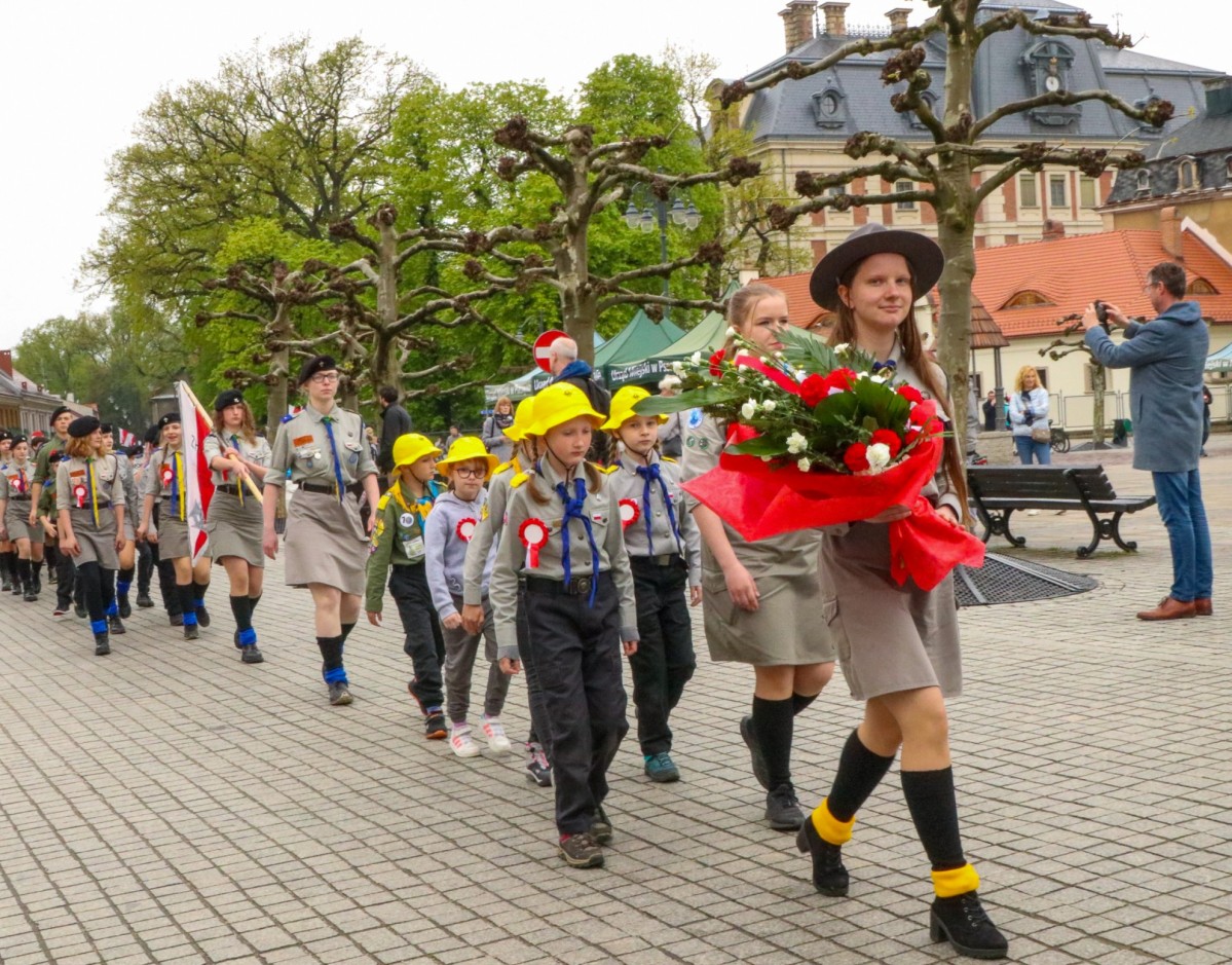 Harcerze idący w przemarszu przez rynek