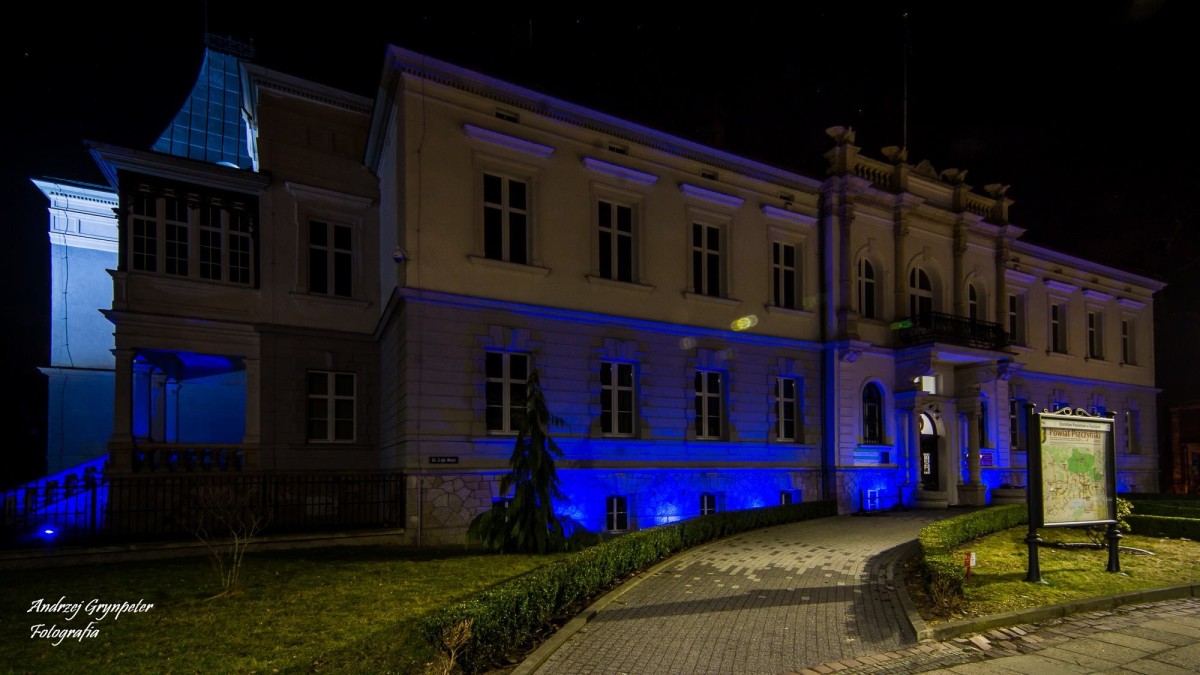 Budynek pszczyńskiego starostwa podświetlony w niebieskim kolorze. Noc.