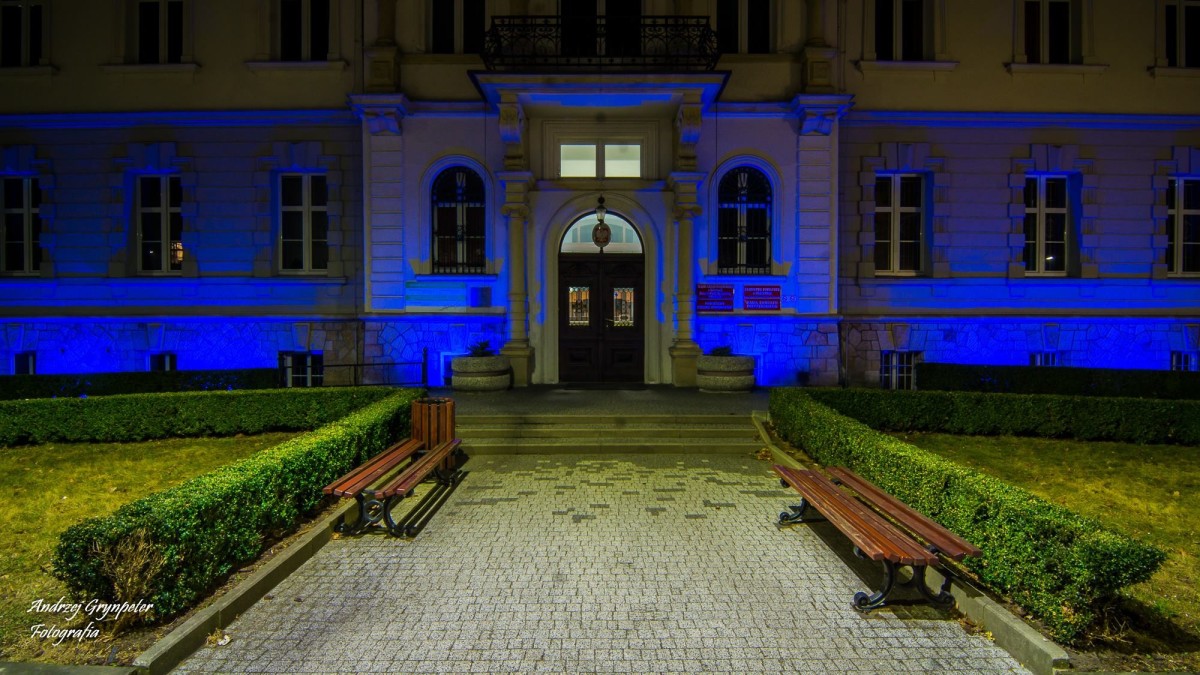 Budynek starostwa podświetlony na niebiesko.