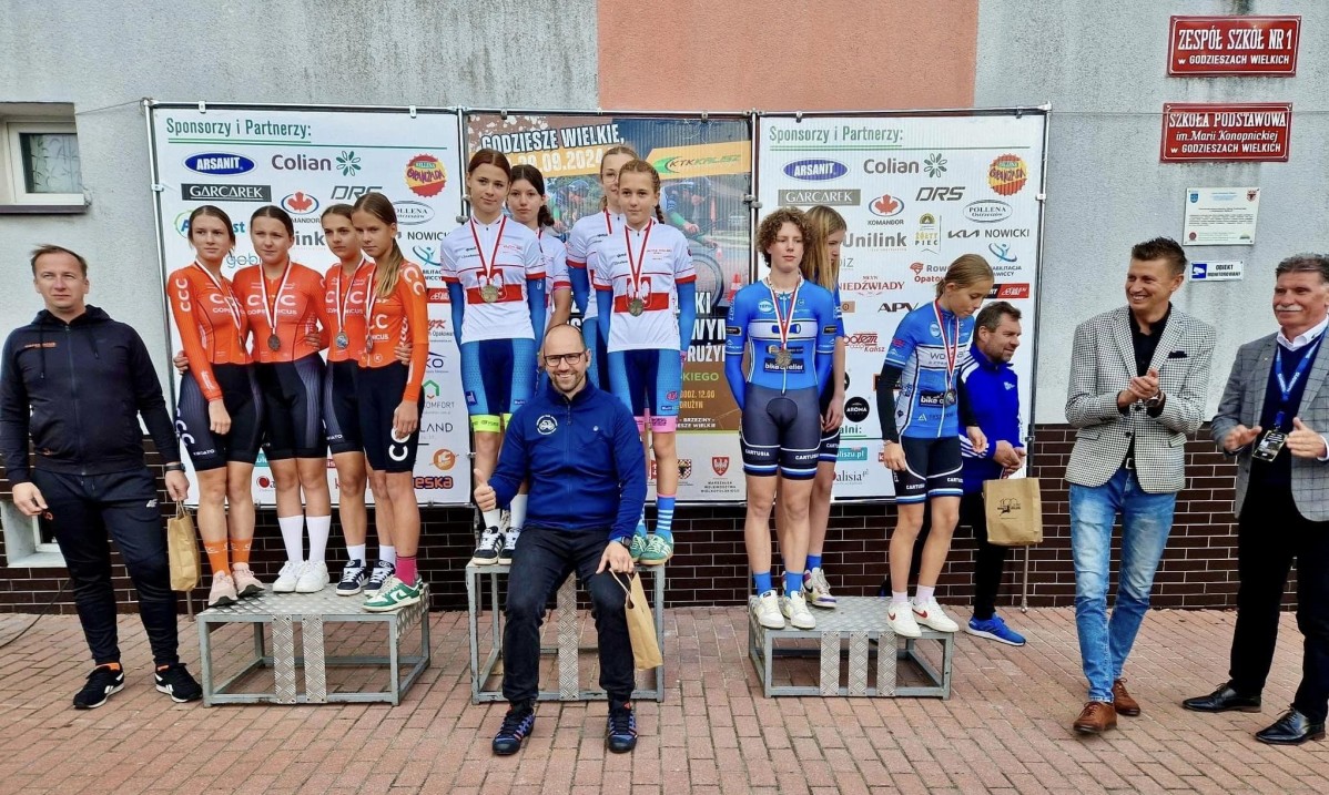 Zawodnicy na podium.