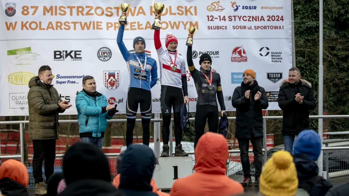 Kolarze stojący na podium wśród nich Ksawier.
