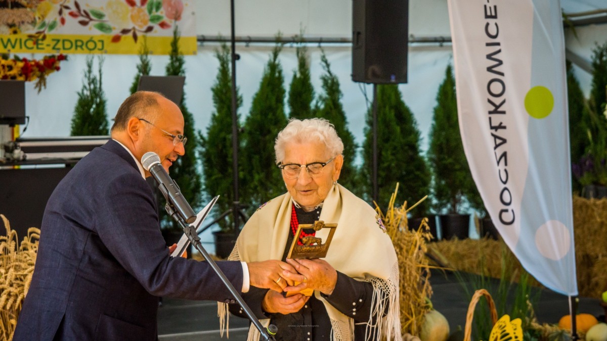 Łucja Fijoł odbiera statuetkę z rąk starosty.