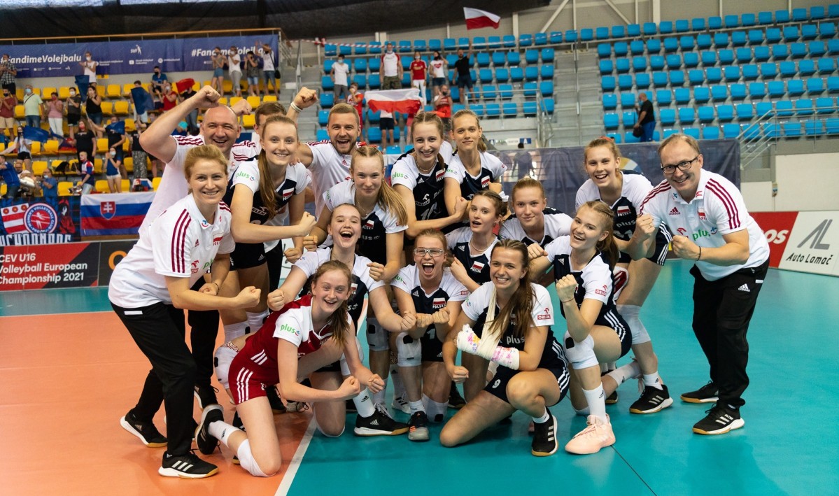 Reprezentacja Polski U-16 z Martyną Witczak w składzie na płycie boiska do siatkówki.