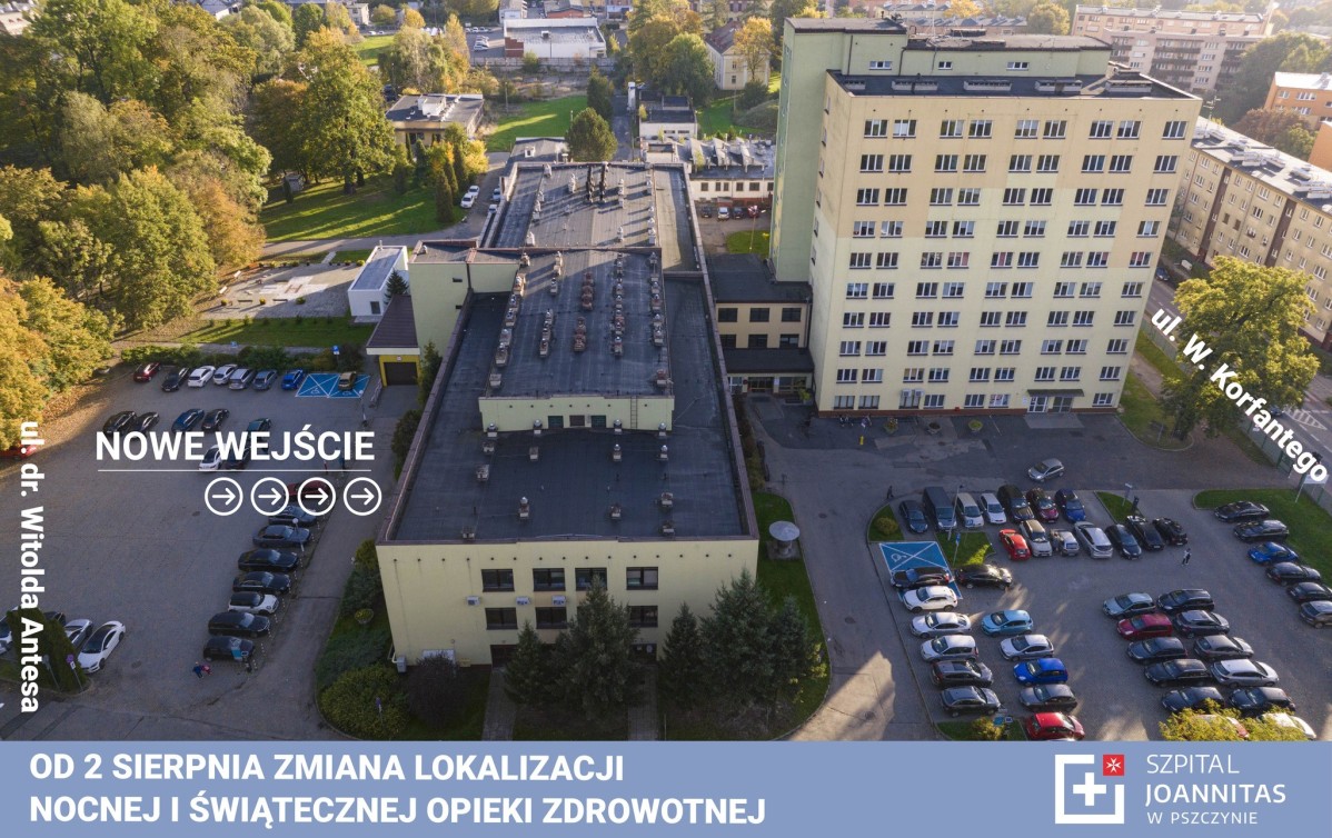 Zdjęcie budynku ze strzałką z boku pokazującą nowe wejście.