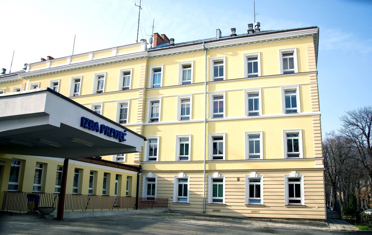 Jasno żółty, trzypiętrowy budynek z wejściem na Izbę Przyjęć.