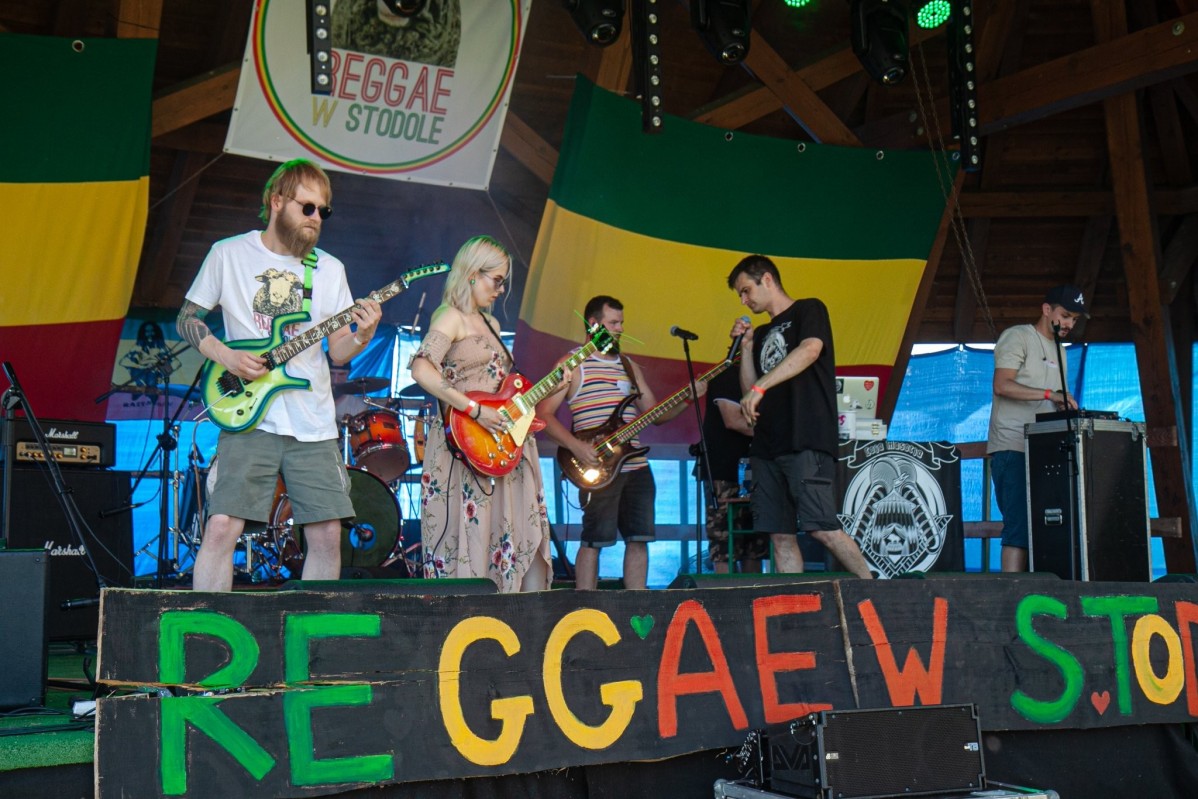 Koncert, na scenie występują muzycy.