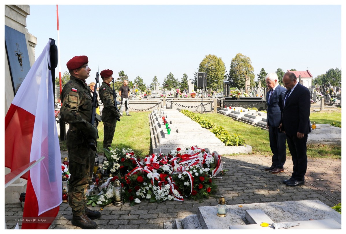 Delegacja z powiatu składa kwiaty pod pomnikiem, przy którym wartę pełnią żołnierze.