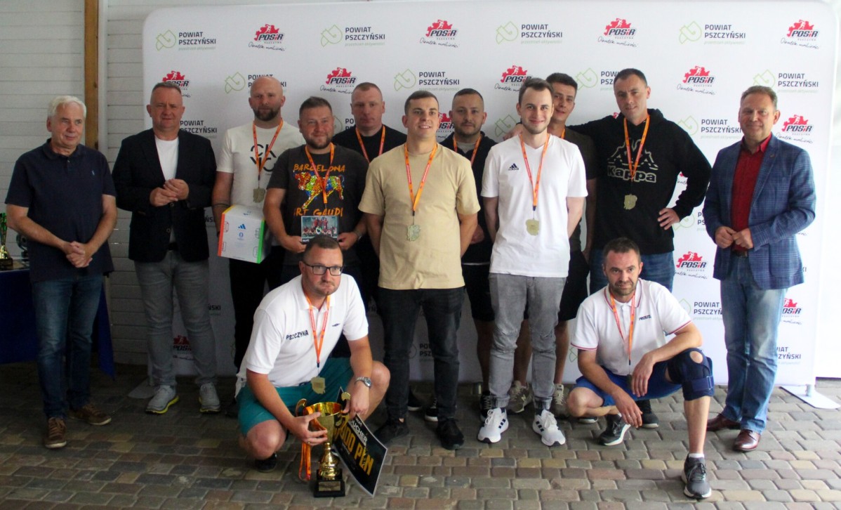 drużyna wygrana we wspólnym zdjęciu na tle ścianki posir