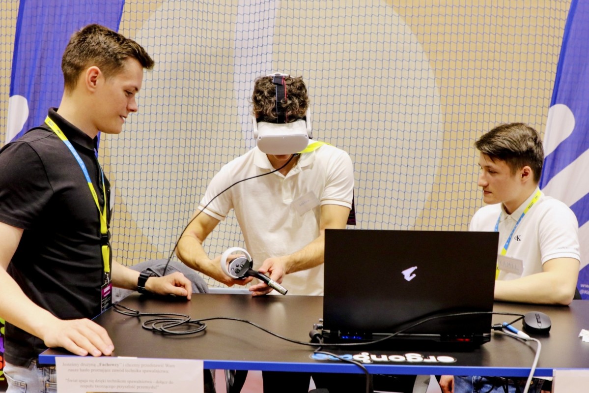 Chłopcy z googlami vr pracujący przy monitorze podczas konkursu.