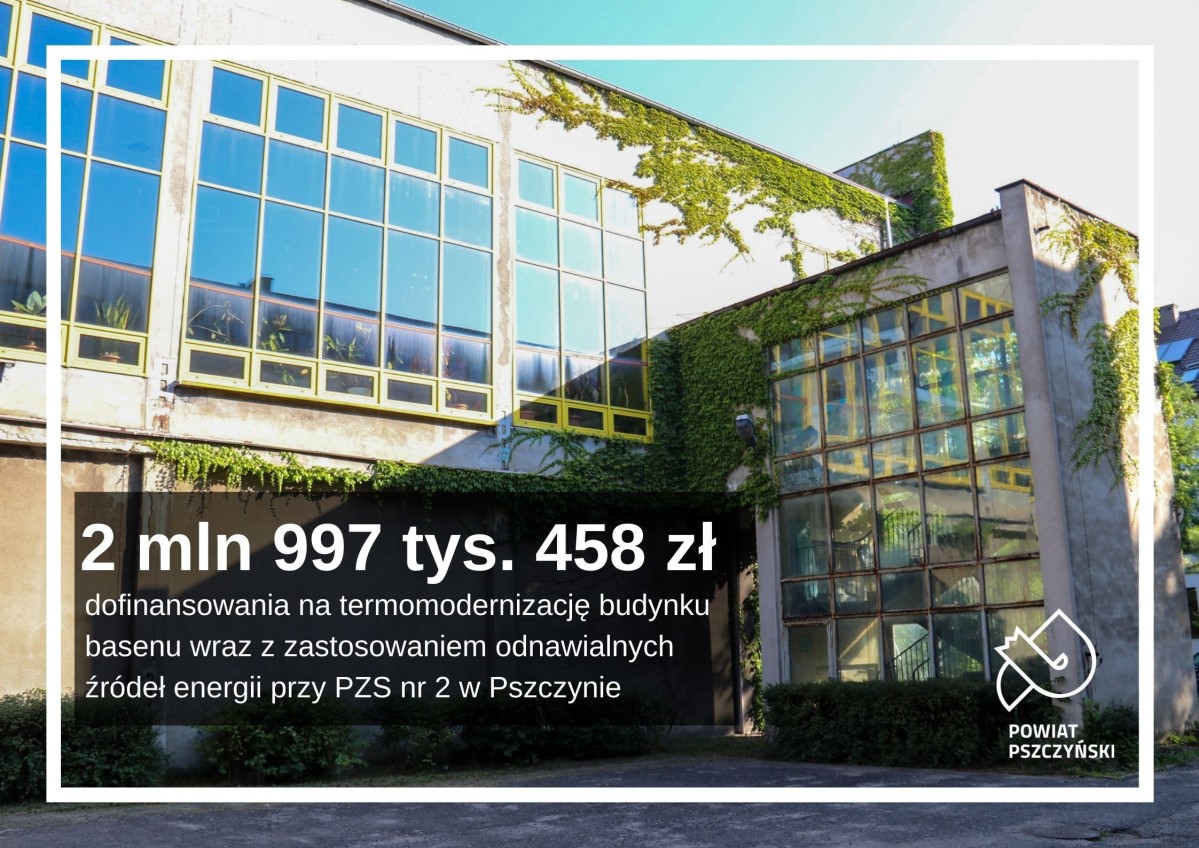 Budynek basenu przy Powiatowym Zespole Szkół nr 2 w Pszczynie. Przeszklona klatka. Na zdjęciu informacja o wysokości przyznanego dofinansowania