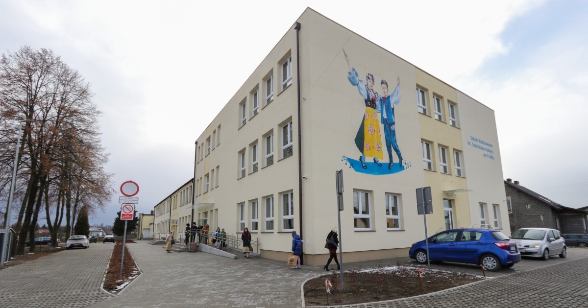 Budynek szkoły po remoncie.