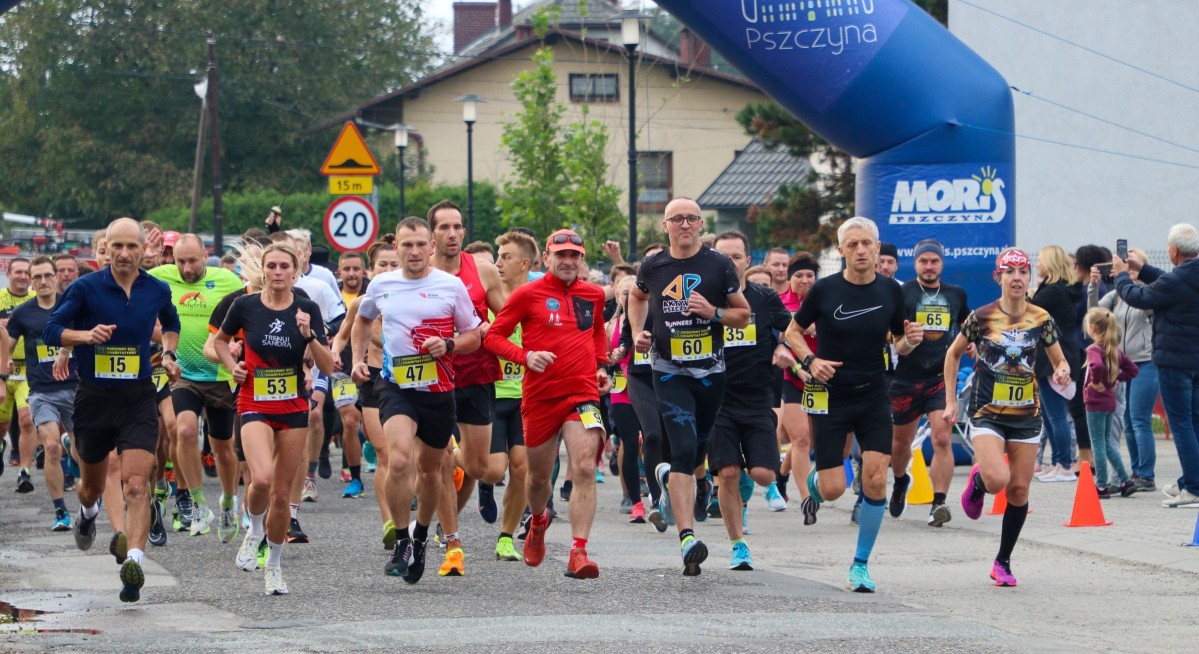 Start dorosłych w biegu na 5-km przy szkole w Jankowicach.