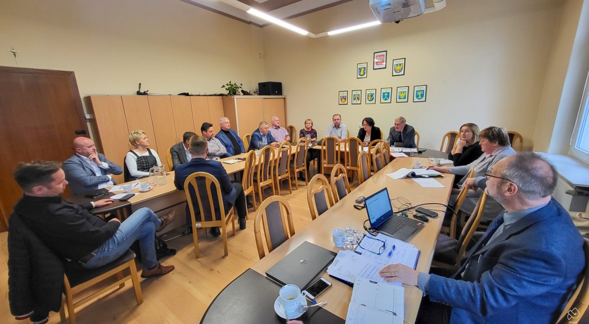 sala w starostwie, za stołami siedzą uczestnicy spotkania