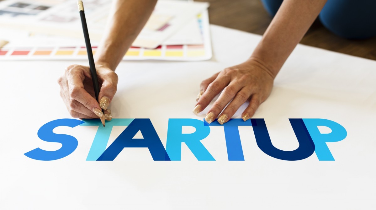 Grafika przedstawiająca dłonie i napis startup.