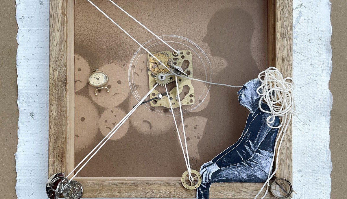 Ilustracja. Mężczyzna siedzący na ramie połączony nićmi z mechanizmem zegara.