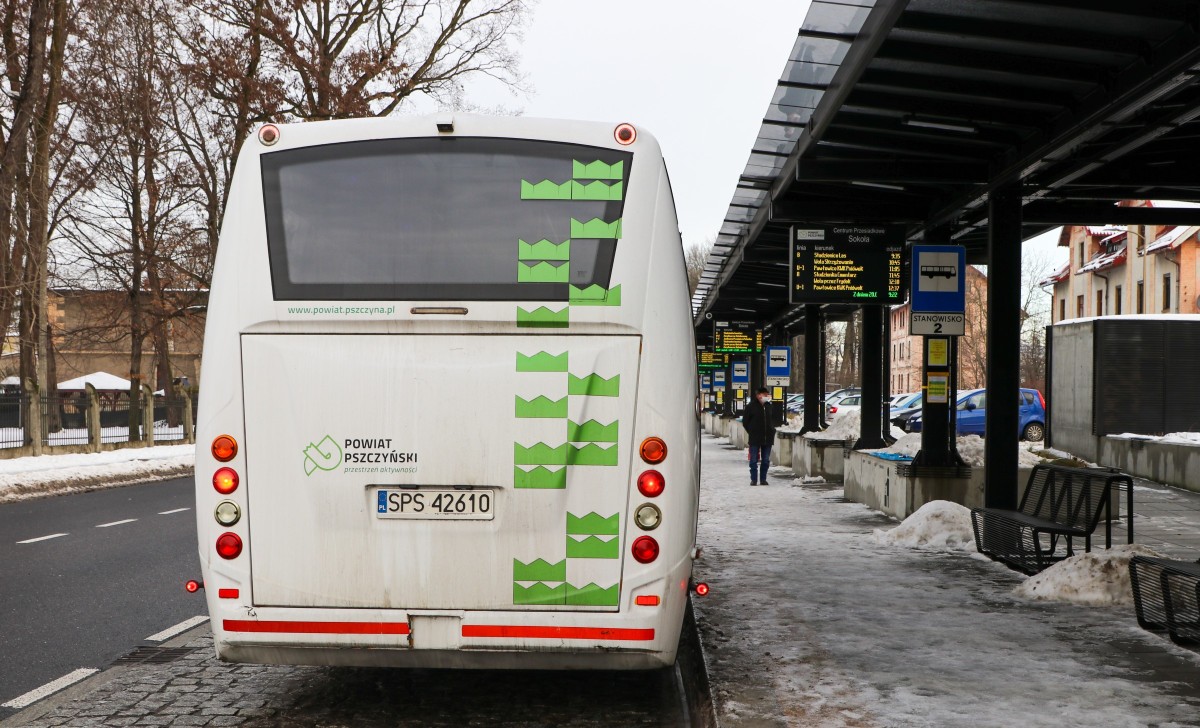 Bus stojący na zatoczce autobusowej przy Centrum Przesiadkowym w Pszczynie.