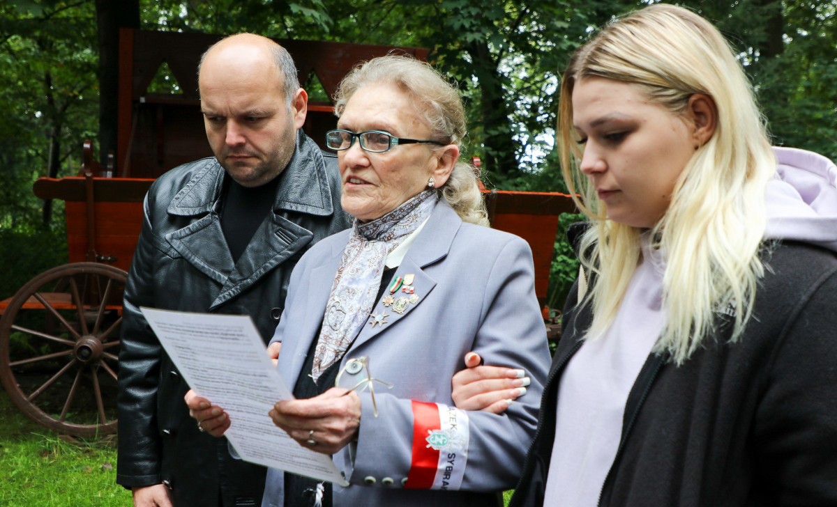 Stanisława Pistelok wraz z nauczycielem historii PZS nr 2 w Pszczynie i jedną z uczennic.