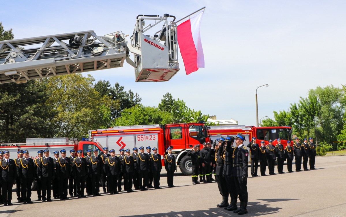 na terenie przy komendzie straży pożarnej trwa uroczysty apel z okazji dnia strażaka.