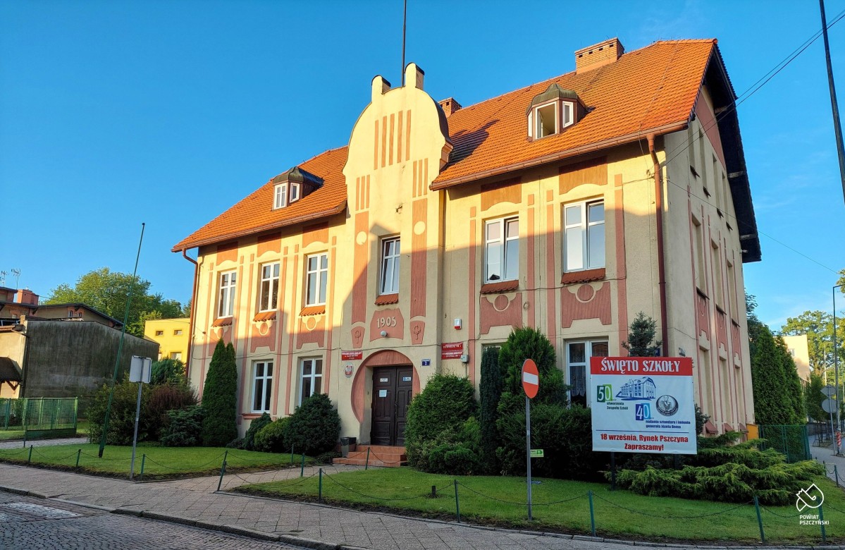Budynek Powiatowego Zespołu Szkół nr 1 w Pszczynie przy ul. Poniatowskiego