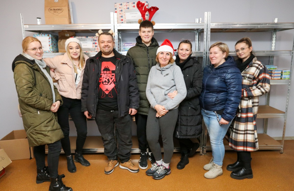 Wolontariusze w magazynie na bielskiej w Pszczynie.