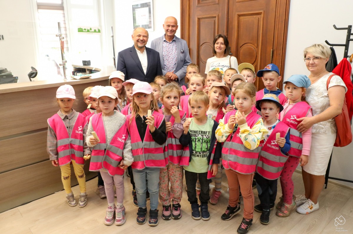 Dzieci we wspólnym zdjęciu w sekretariacie starostwa.