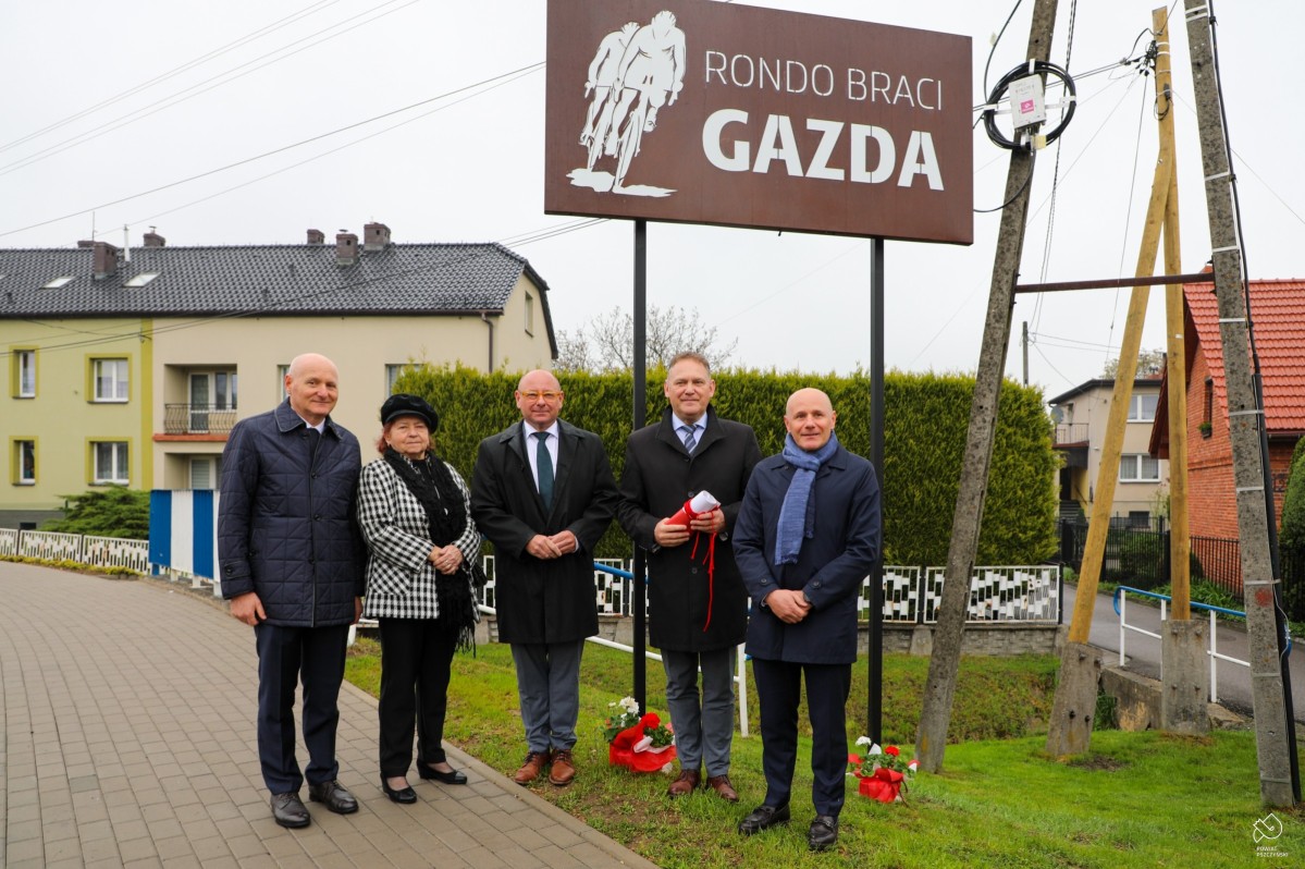 burmistrz, wicestarosta, oraz rodzina braci gazda stoi pod tablicą z napisem Rondo Braci Gazda