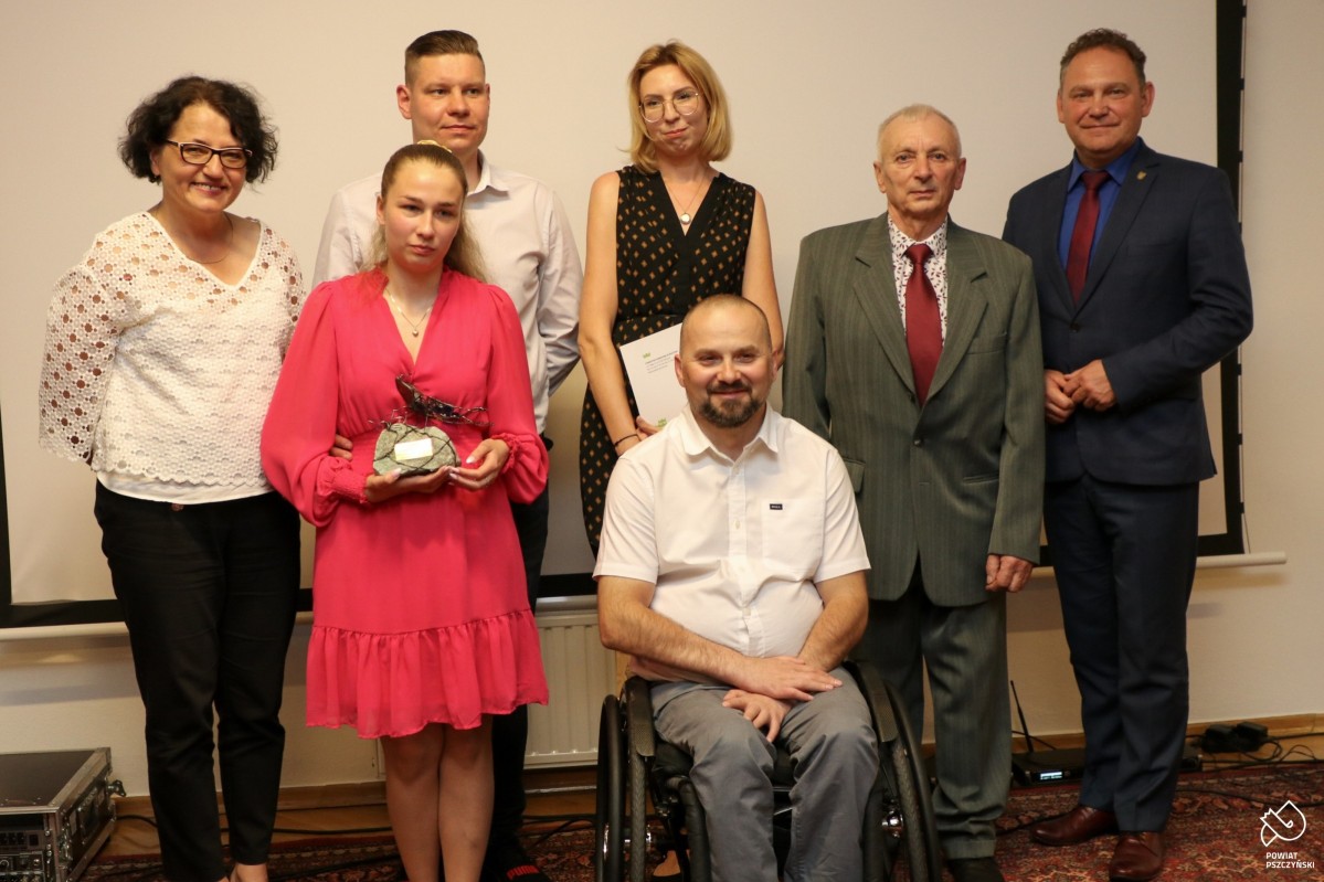 Nominowani wraz ze starostą i wicestarostą.