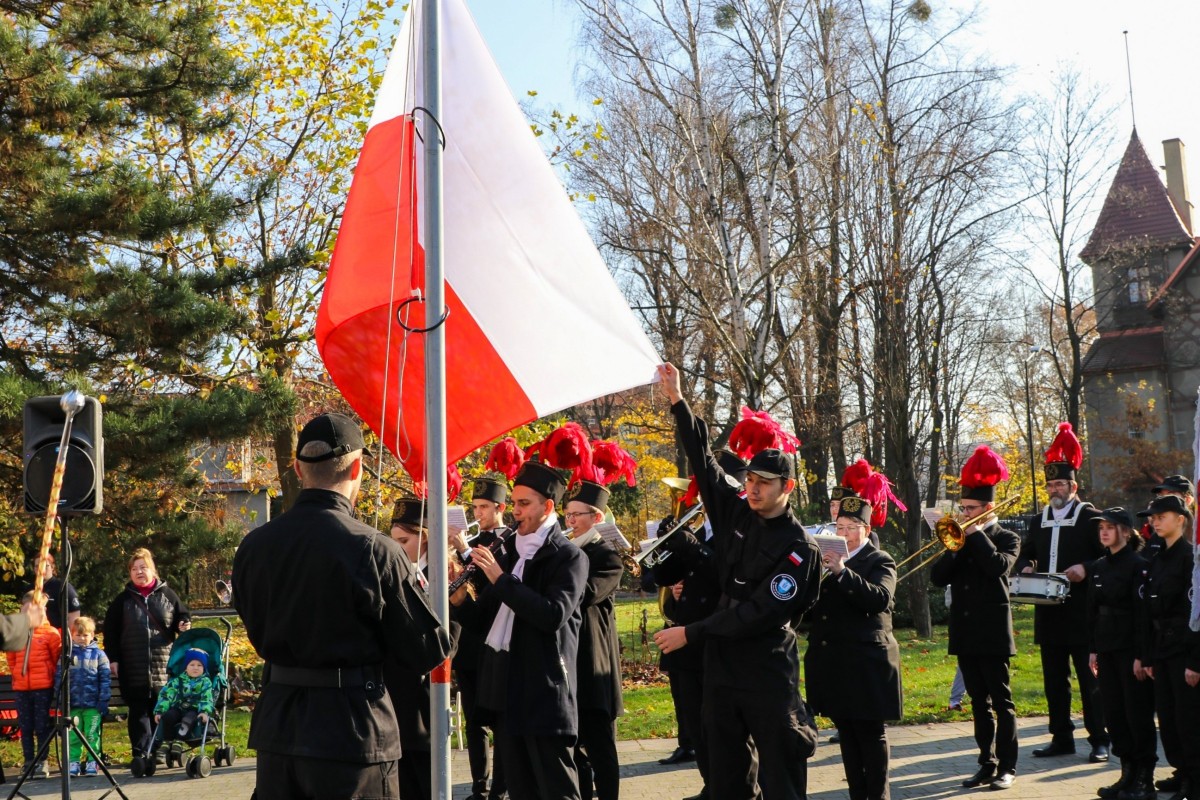 Na placu Zwycięststwa podczas obchdodów Święta Niepodległości młodzież klasy mundurowej wciąga biało-czerwona flagę na maszt.