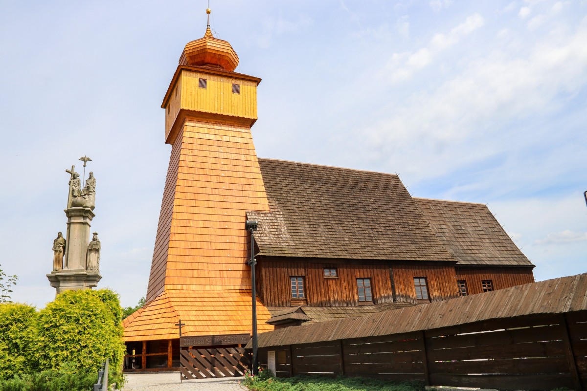 Kościół drewniany w Wiśle Małej, widoczna wyremontowna wieża.