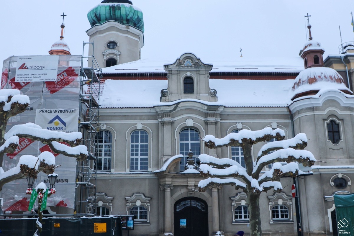 Przednia elewacja budynku kościoła ewangelickiego z wyremontowanymi wieżyczkami