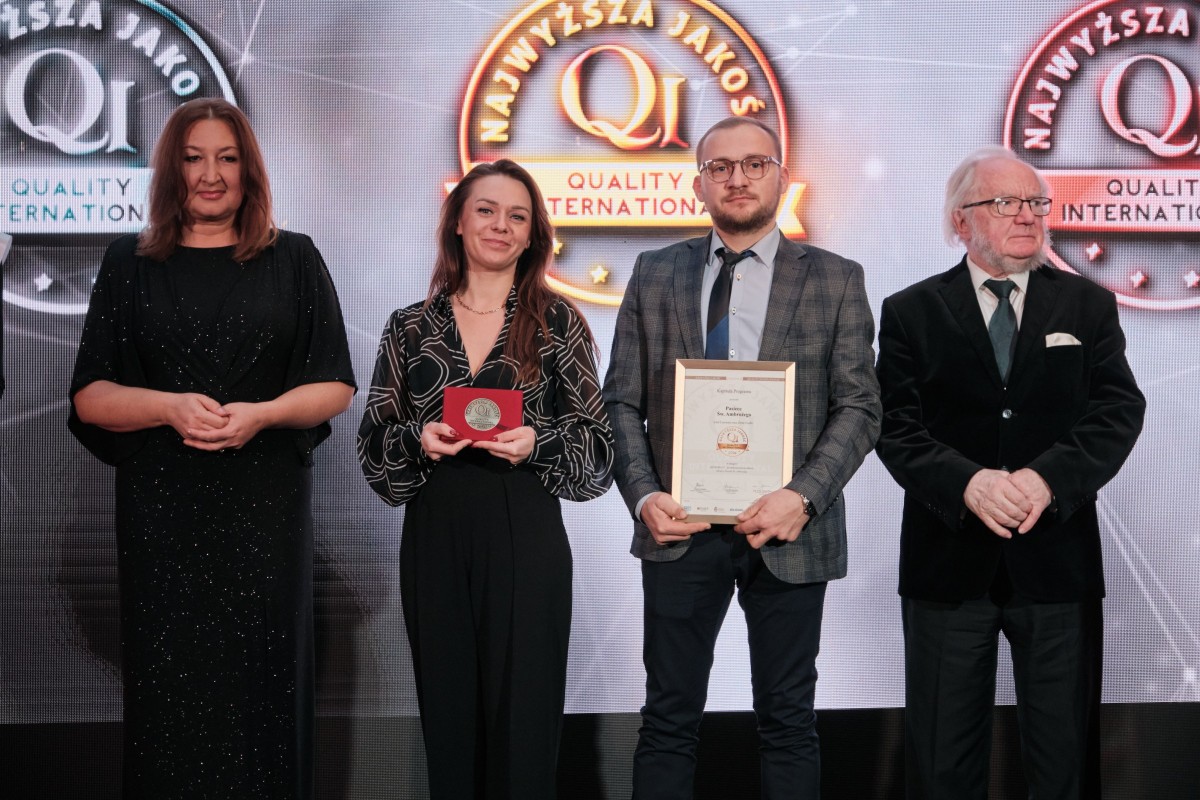 Laureaci z dwiema osobami przynającymi nagrody, we wspólnym zdjęciu. W dłoni trzymają godło, a Pan Bartłomiej dyplom w ramie.