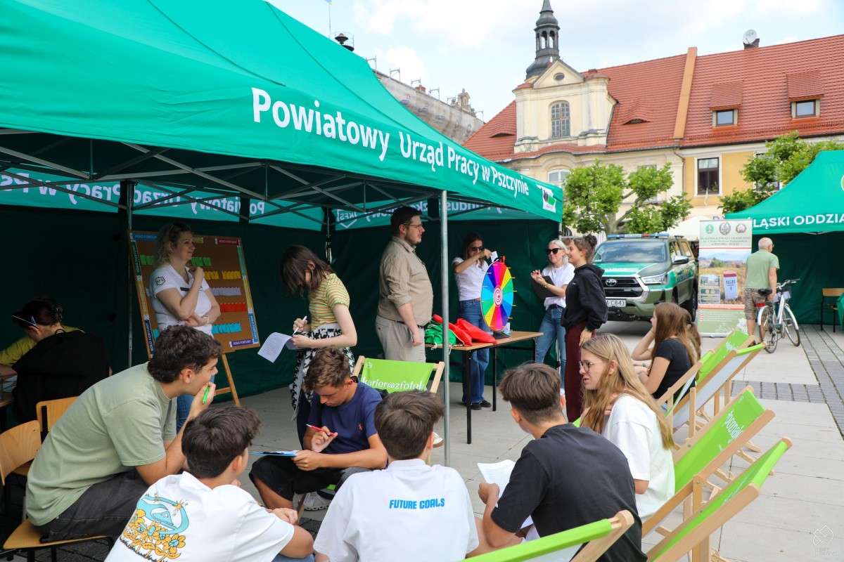 Młodzi ludzie w strefie relaksu na rynku przy stoisku pupu, podczas konkursów z doradcami zawodowymi.