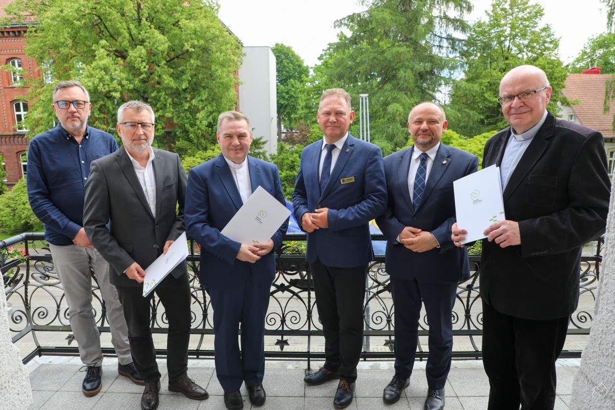Starosta i wicestarosta z osobami, które dostały dotacje na balkonie Satrostwa.