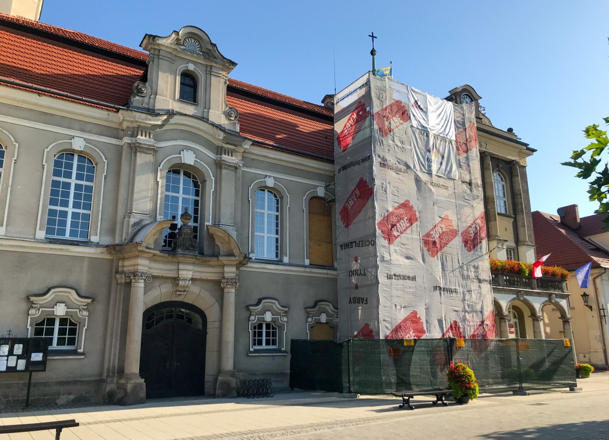 Budynek Kościoła Ewangelickiego od strony rynku. Rusztowania na wieżyczce