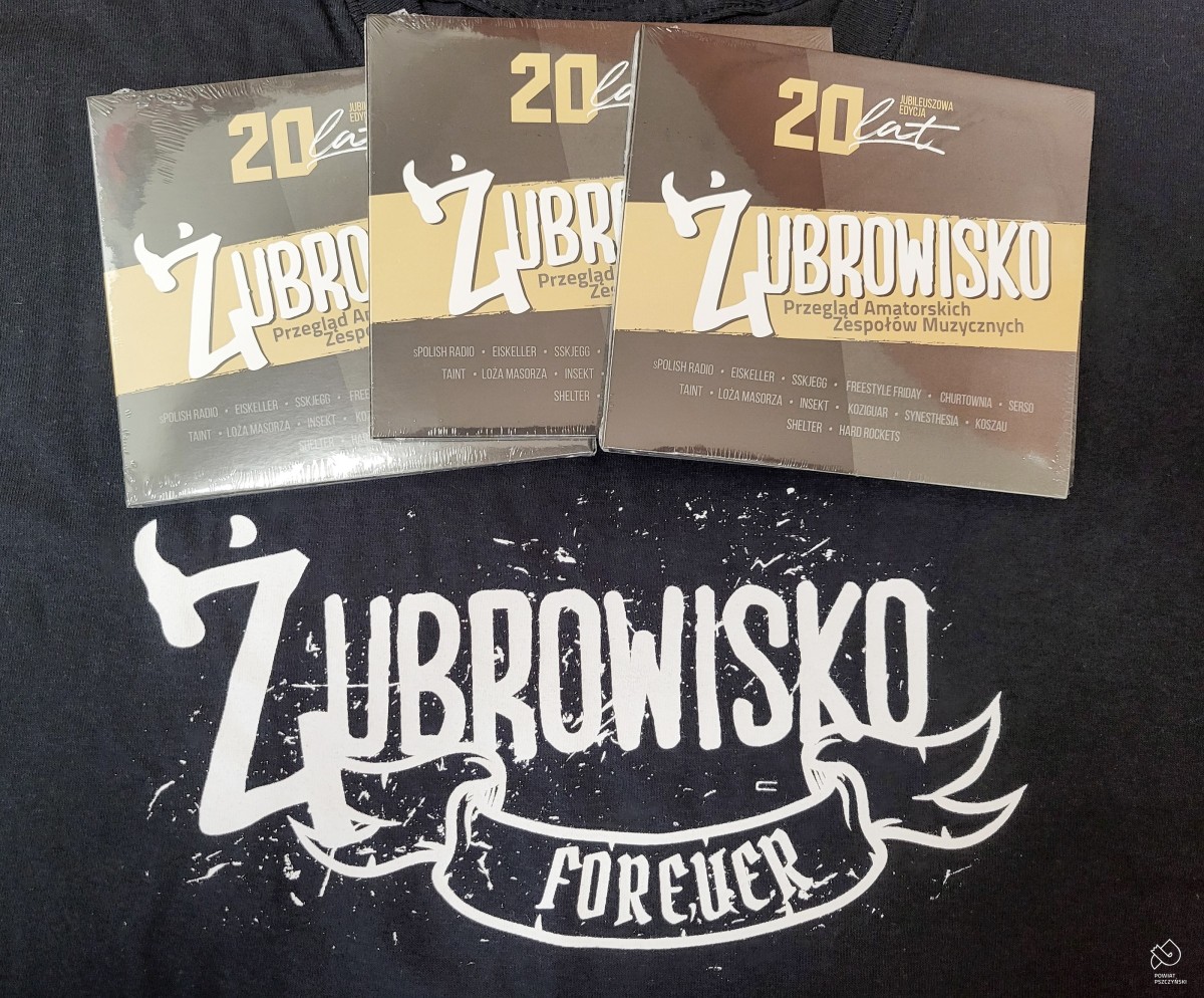 Trzy okładki płyty 20 lat Żubrowiska na czarnym tle oraz napis Żubrowisko forever