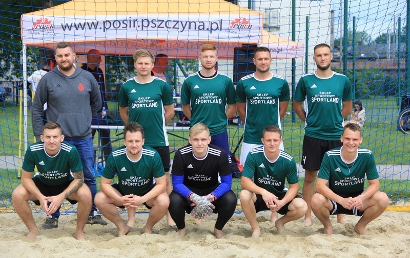 Drużyna piłkarska biorąca udział w turnieju piłki nożnej plażowej