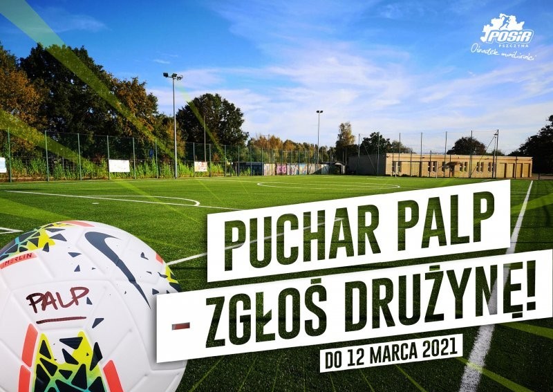 Zielona murawa boiska. W tle budynki warsztatów szkolnych PZS nr 1 w Pszczynie. Napis: Puchar PALP - zgłoś drużynę do marca 2021.