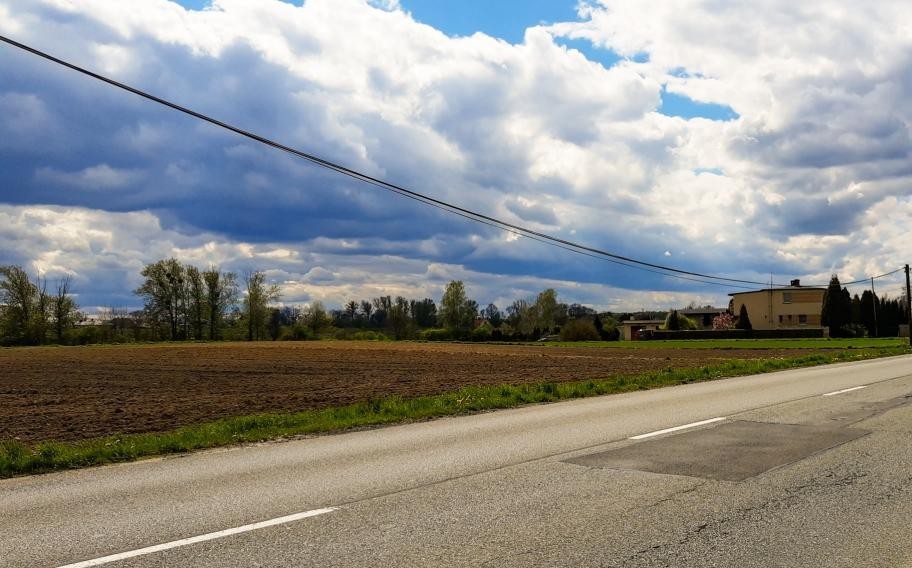 Popękana droga, po której jedzie samochód.
