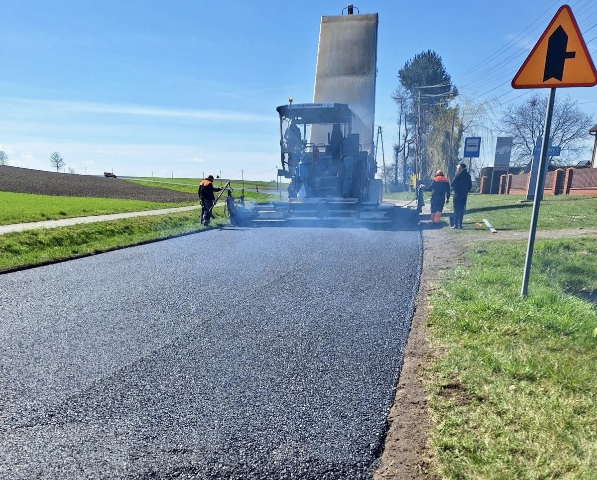 Trwa układanie nowej nawierzchni na ul. Śląskiej.