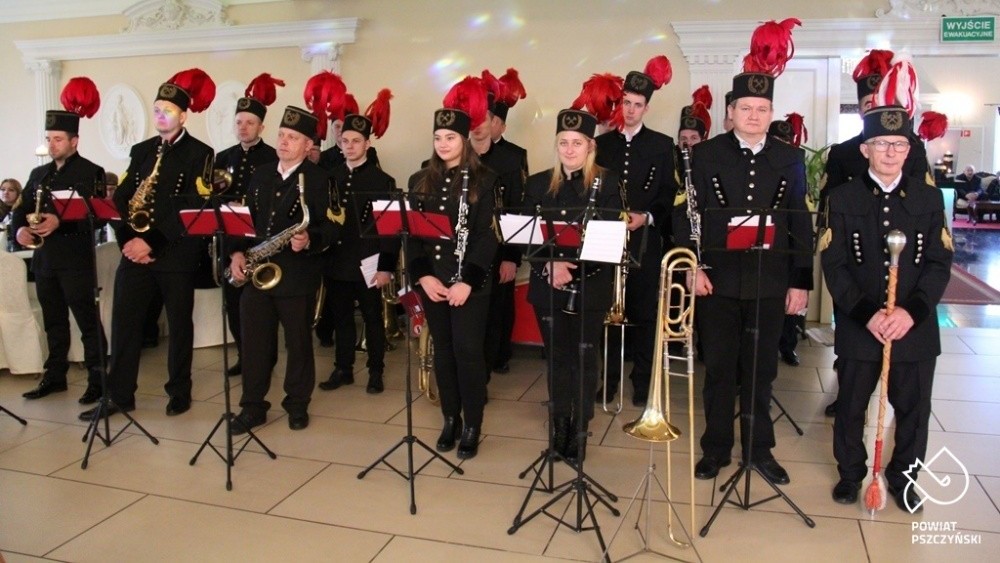 Orkiestra górnicza w odświętnych strojach.