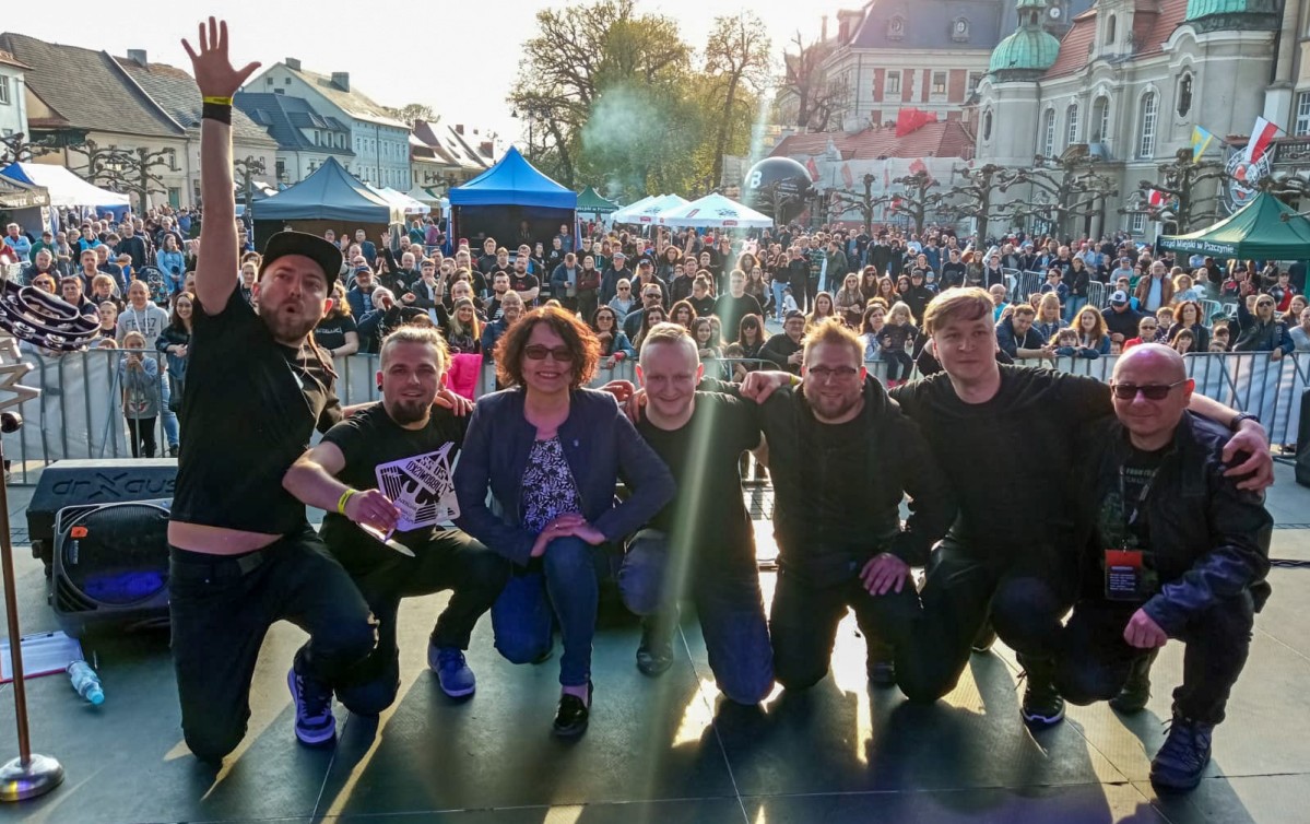 Zespół Free Air na scenie żubrowiska ze starostą i burmistrzem.