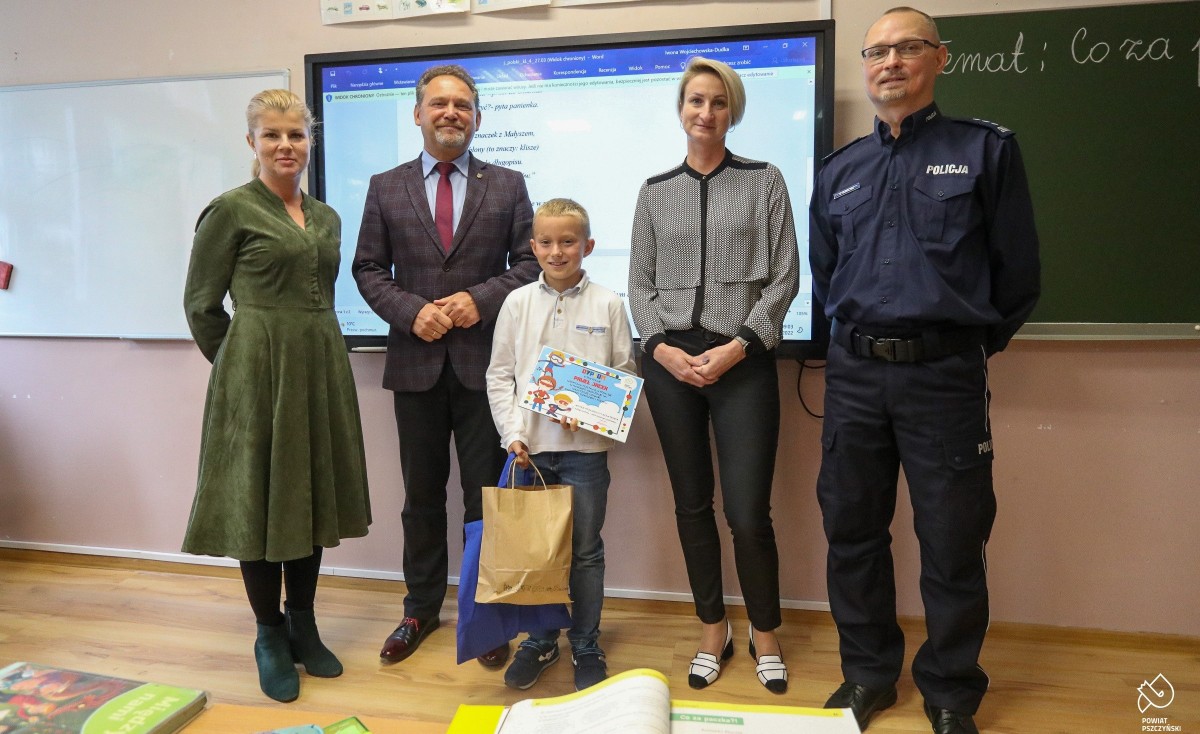 Pawełek razem z wicestarostą, komendatem i nauczycielkami w klasie.