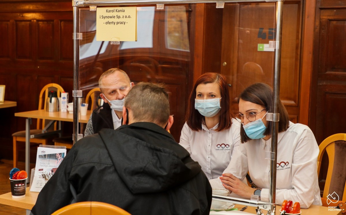 Stanowisko pracodawcy, przed którym siedzi mężczyzna.